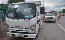 Dán logo xe 'vận chuyển từ thiện' chở người trái phép qua chốt kiểm dịch