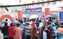 Nhiều người dân TP.HCM nhận thông báo tiêm mũi 2, đội mưa đến nơi rồi về vì... thiếu giấy mời