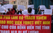 Nỗ lực để trả tiền y bác sĩ bị nợ lương trước Tết