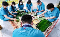 Y bác sĩ bệnh viện COVID-19 tại Hà Nội gói bánh chưng đón Tết