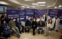Israel bắt đầu tiêm mũi 4, Omicron gây 'sóng thần' ở Mỹ