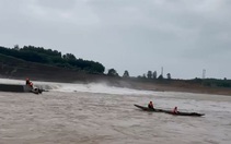 Phó giám đốc sở không mặc áo phao kẹt trên sông Thạch Hãn bị kiểm điểm