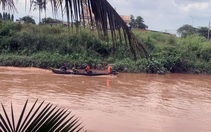 Theo mẹ thả cá phóng sinh, bé trai 2 tuổi rơi xuống sông Buông mất tích