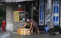 Thời tiết 23-10: Áp thấp vào Biển Đông rồi suy yếu