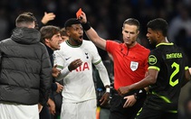 Tottenham lỡ vé sớm vì VAR, Conte lãnh thẻ đỏ