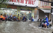 Hết khổ sở vì triều cường, người Cần Thơ lại bì bõm vì mưa lớn