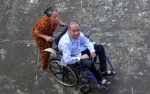 Con đến giảng đường, mẹ chờ ngoài cửa lớp