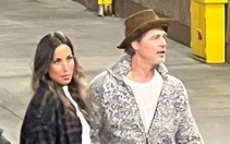 Brad Pitt công khai nắm tay, khoác vai bạn gái mới kém 29 tuổi