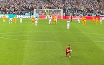 Khoảnh khắc thủ môn Emiliano Martinez không dám nhìn Messi sút penalty
