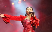 Văn Mai Hương 'xin phép' khán giả đọc rap thay vì hát