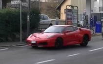 Chủ xe bị bắt vì độ Toyota thành Ferrari như thật