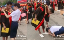 Em gái cúi sát đất cảm ơn anh trai đã nghỉ học để mình được tới trường