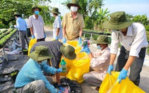 Nông dân gom vỏ chai thuốc trừ sâu đổi nhu yếu phẩm