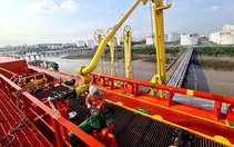 Trên con tàu chở xăng dầu về đất Việt