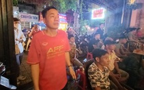 Bố mẹ của tiền đạo Tiến Linh vừa cổ vũ con, vừa tất bật... bán cà phê