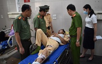 Thiếu tá cảnh sát giao thông bị xe vượt đèn đỏ tông gục, phải đưa cấp cứu
