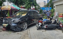Xe bốn chỗ tông văng nhiều xe máy, người bán nước 'nhảy hàng rào' thoát thân