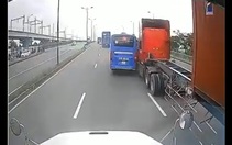 Xe buýt ‘cúp đầu' container trên xa lộ: Tài xế bảo do xe nổ lốp