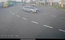 Xe 7 chỗ vượt đèn đỏ, bị nát đầu khi tông thẳng vào xe container