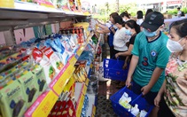 Công nhân tranh thủ mua dầu ăn, nước mắm... giảm giá tại Chợ phiên không tiền mặt
