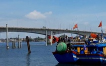 Phát hiện thi thể người mẹ ôm con 4 tuổi nhảy cầu Cửa Việt