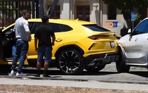 Con trai tài tử Ben Affleck lùi Lamborghini Urus vào BMW X6 giữa đại lý xe sang