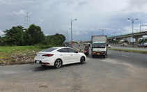 Nhiều ôtô chạy ngược chiều dưới cầu Rạch Chiếc, 'né' trạm thu phí