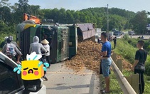 Xe 'Hổ vồ' chở đất lật đè bẹp xe con làm 3 người chết, 1 người cấp cứu