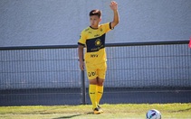 Quang Hải vào sân trong trận thắng của Pau FC
