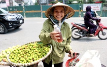 Hà Nội nắng nóng gay gắt, 'ở đây tặng nước lạnh miễn phí'