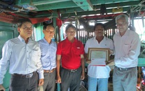 Trao giải thưởng 'Bạn đồng hành quanh tôi' cho thuyền trưởng tàu cá cứu 4 ngư dân Bình Thuận