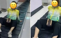 Khách nữ làm hành động lạ trên băng chuyền hành lý sân bay