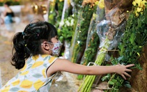 Người dân đến tượng đài Công an nhân dân đặt hoa tưởng niệm 3 cảnh sát chữa cháy hy sinh