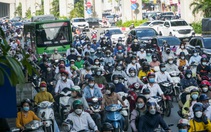 Sau phân làn cứng, đường Nguyễn Trãi vẫn ùn tắc, xe máy và ôtô chen nhau 'điền vào chỗ trống'