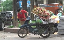 Chàng trai bối rối khi người đi đường liên tục nhặt được tiền rơi trước mặt