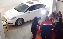 Tài xế ô tô nhầm chân ga đâm sầm vào nhà khiến cả gia đình khiếp vía