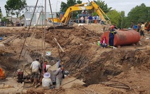 Bạn đọc Tuổi Trẻ mong có phép màu cứu sống bé trai lọt vô trụ bê tông 35m