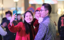 Người dân đổ ra đường chờ đón giao thừa