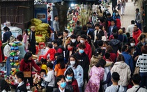 Trời ấm lên, nhiều địa điểm trung tâm Hà Nội chật cứng du khách