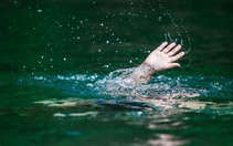 Đi rẫy cùng người nhà, một cháu bé rơi xuống giếng tử vong