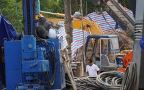 Pháp y xác định cháu bé rơi xuống trụ bê tông đã tử vong