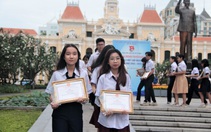 'Học sinh 3 tốt' dâng hoa, báo công với Bác