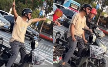 Chàng trai đeo tai nghe, hát nghêu ngao khiến người đi đường ngơ ngác