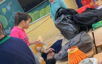 Nữ sinh quỳ khóc trước cửa lớp: Yêu cầu tạm đình chỉ cô giáo