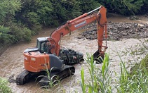 Lũ cuốn lật xe jeep ở làng Cù Lần, 4 du khách Hàn Quốc tử vong