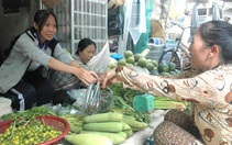 Bé Loan bán rau đậu bác sĩ rồi!