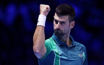 Djokovic đập gãy 2 cây vợt trong trận thắng Rune