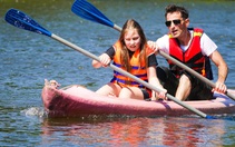 Khách quốc tế chèo thuyền kayak ngắm vẻ đẹp sông Cửa Cạn ở Phú Quốc