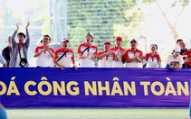 Những CĐV đầy màu sắc tại chung kết Giải bóng đá công nhân