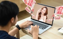 Rủ mẹ 51 tuổi giả gái trẻ lừa tình bạn thân